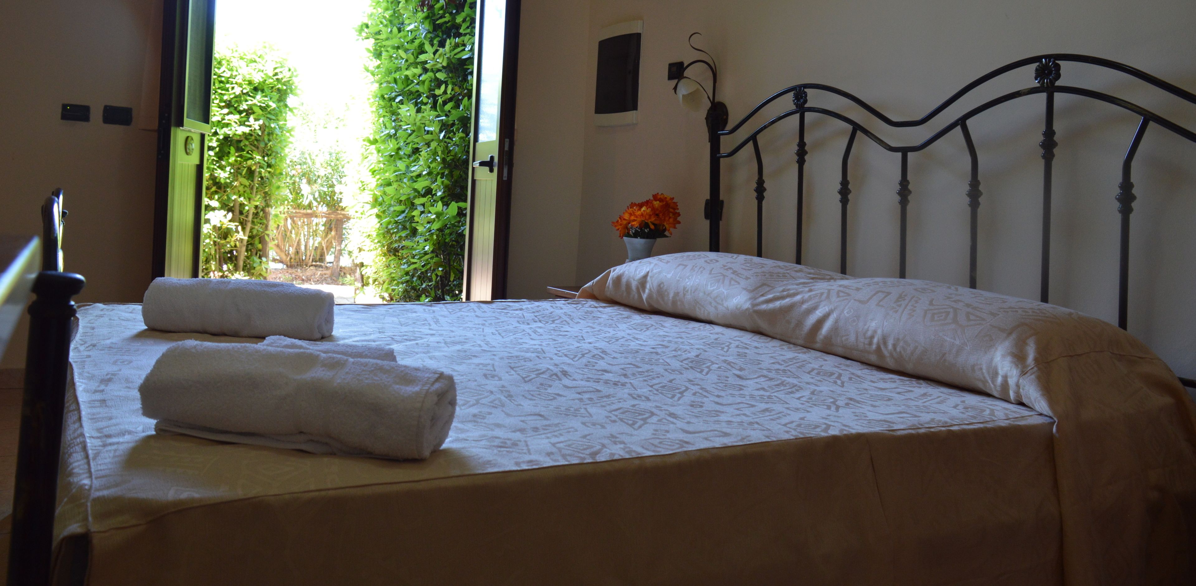 standard double room | premium bedding, minibar, in-room safe, desk