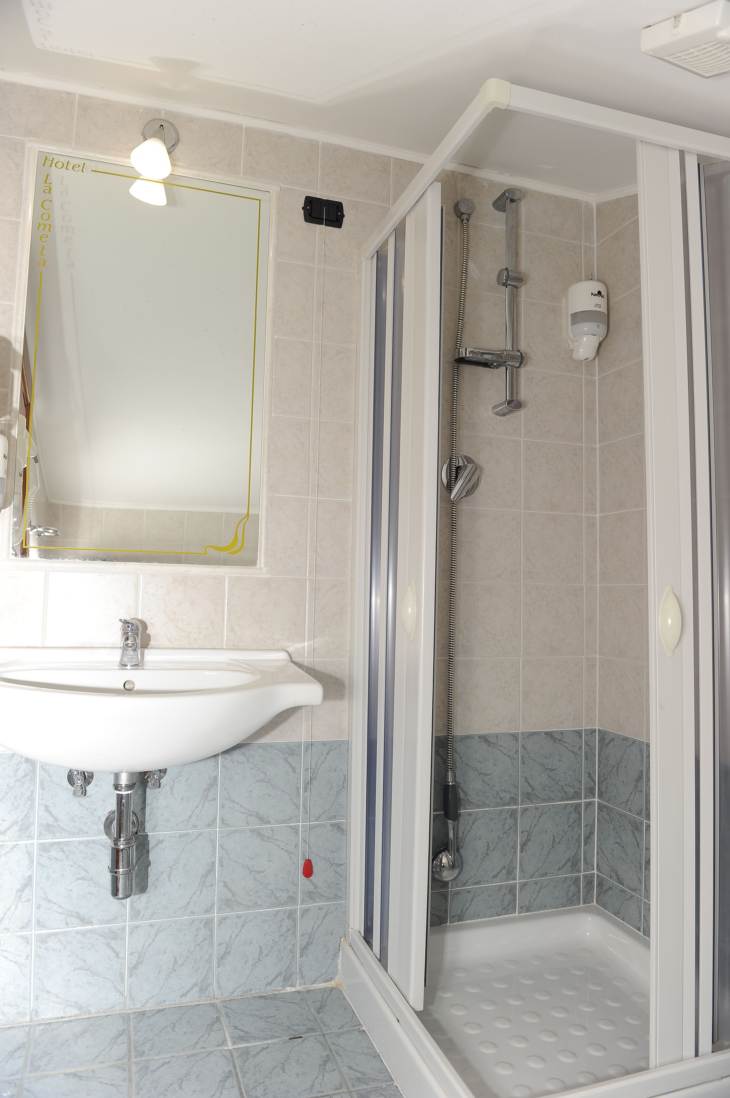 double room | bathroom | shower, free toiletries, hair dryer, towels