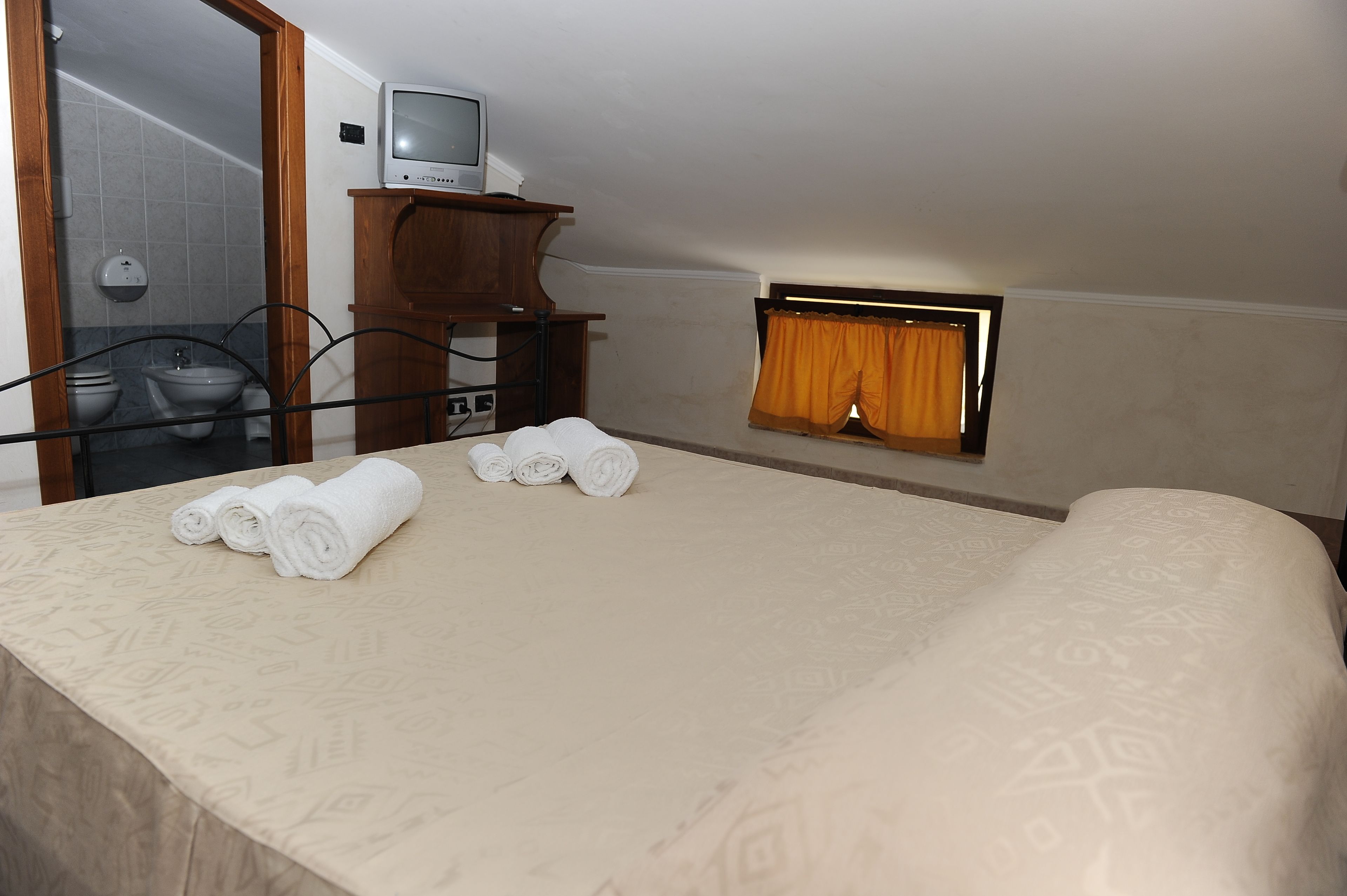 double room | premium bedding, minibar, in-room safe, desk