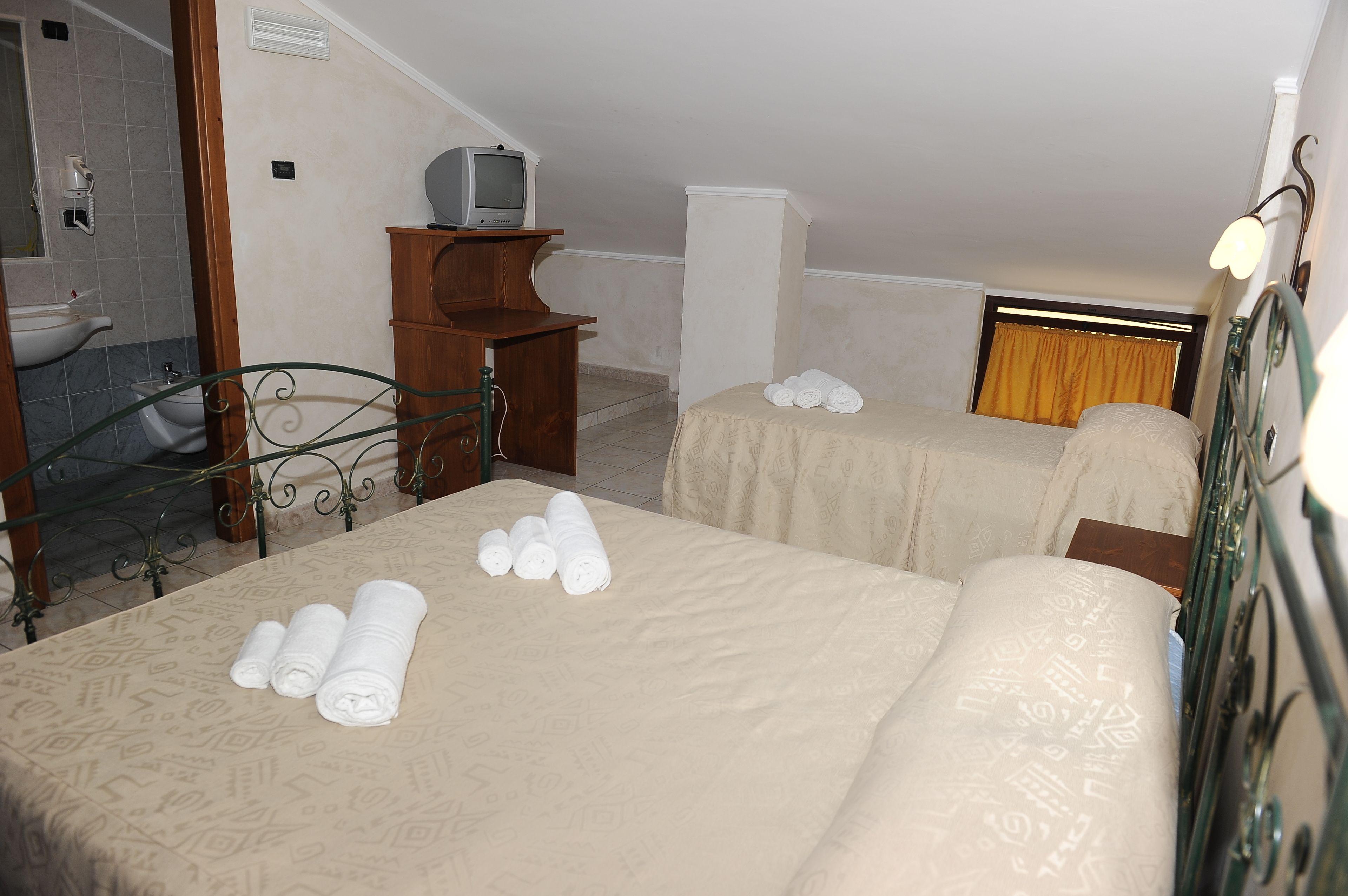 double room | premium bedding, minibar, in-room safe, desk