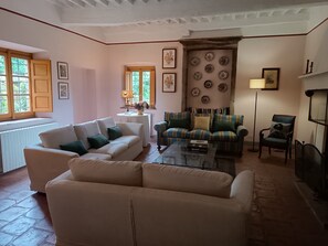 TV, fireplace, table football, books - Villa XVI sec With salt water pool  Wifi A/C in a fenced area                   (Lucca)