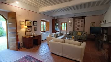 Fernseher, Kamin, Tischfußball, Bücher