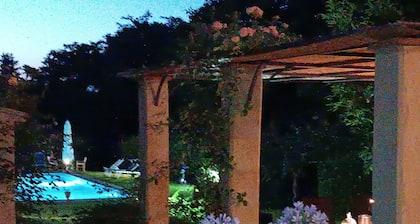 Villa XVI sec Avec piscine d'eau salée Wifi A / C dans une zone clÎturée