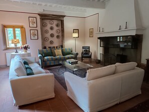 TV, fireplace, table football, books - Villa XVI sec With salt water pool  Wifi A/C in a fenced area                   (Lucca)