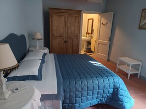 5 bedrooms, in-room safe, iron/ironing board, travel cot - Villa XVI sec With salt water pool  Wifi A/C in a fenced area                   (Lucca)