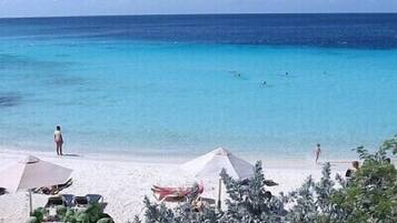 Plage à proximité, chaises longues, serviettes de plage