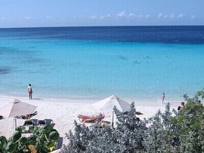 Beach nearby, sun loungers, beach towels