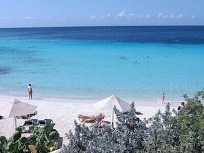 Plage à proximité, chaises longues, serviettes de plage