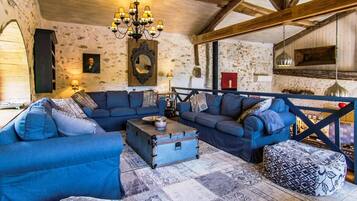 Télévision, cheminée, lecteur de DVD, table de tennis de table