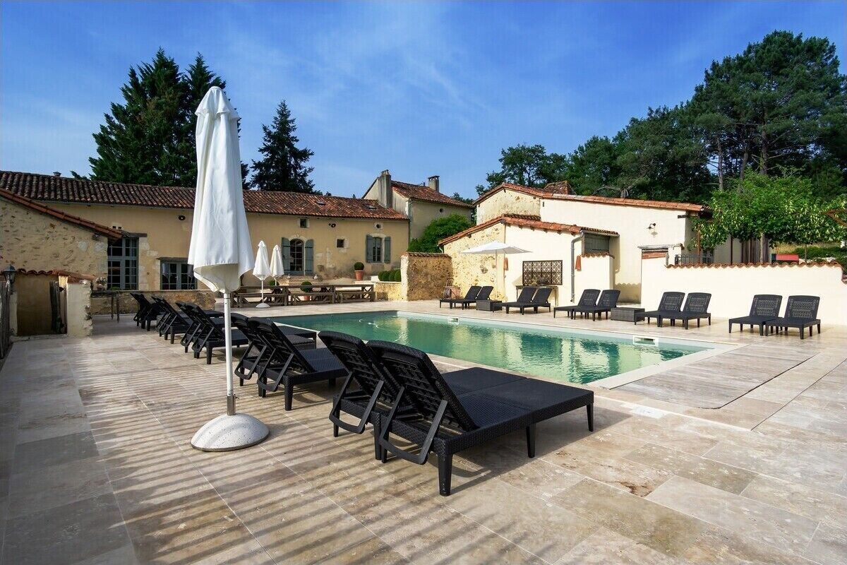 Utomhuspool och uppvärmd pool