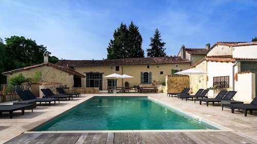 Anc. ferme rénovée ,3 hectares, piscine privée. sécurisée + tennis+climatisation