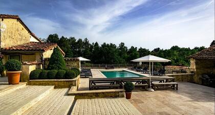 Anc. ferme rénovée ,3 hectares, piscine privée. sécurisée + tennis+climatisation