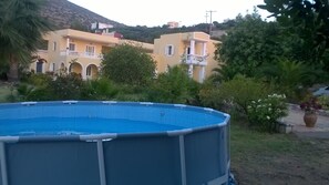 Outdoor spa tub - Apartment “Old Hersonissos” (traditional village) (Griechenland)