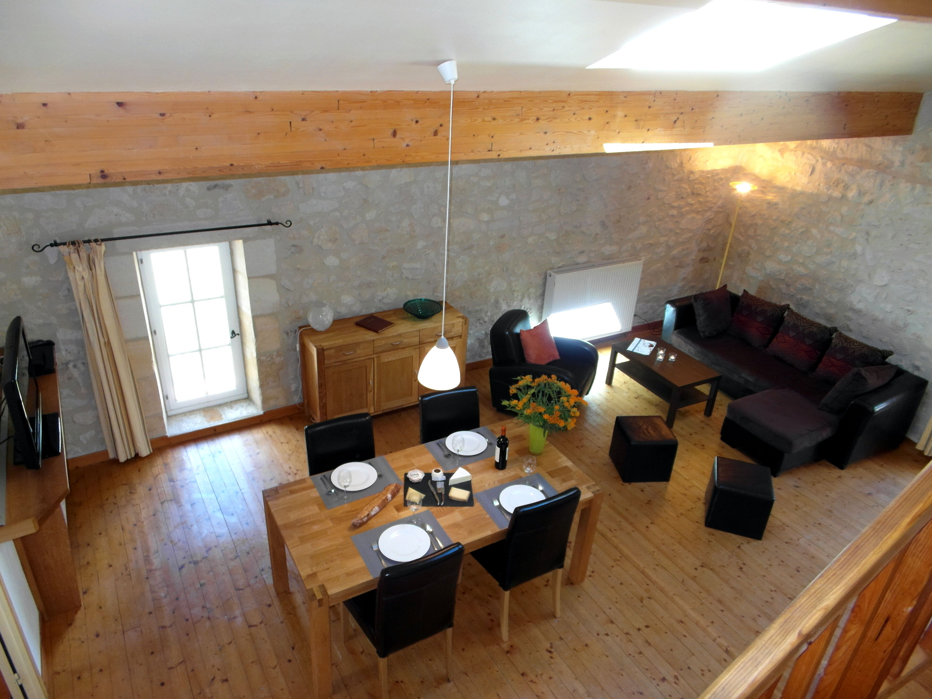 Télévision, lecteur de DVD, livres, chaîne hi-fi