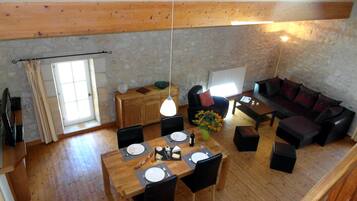 Télévision, lecteur de DVD, livres, chaßne hi-fi