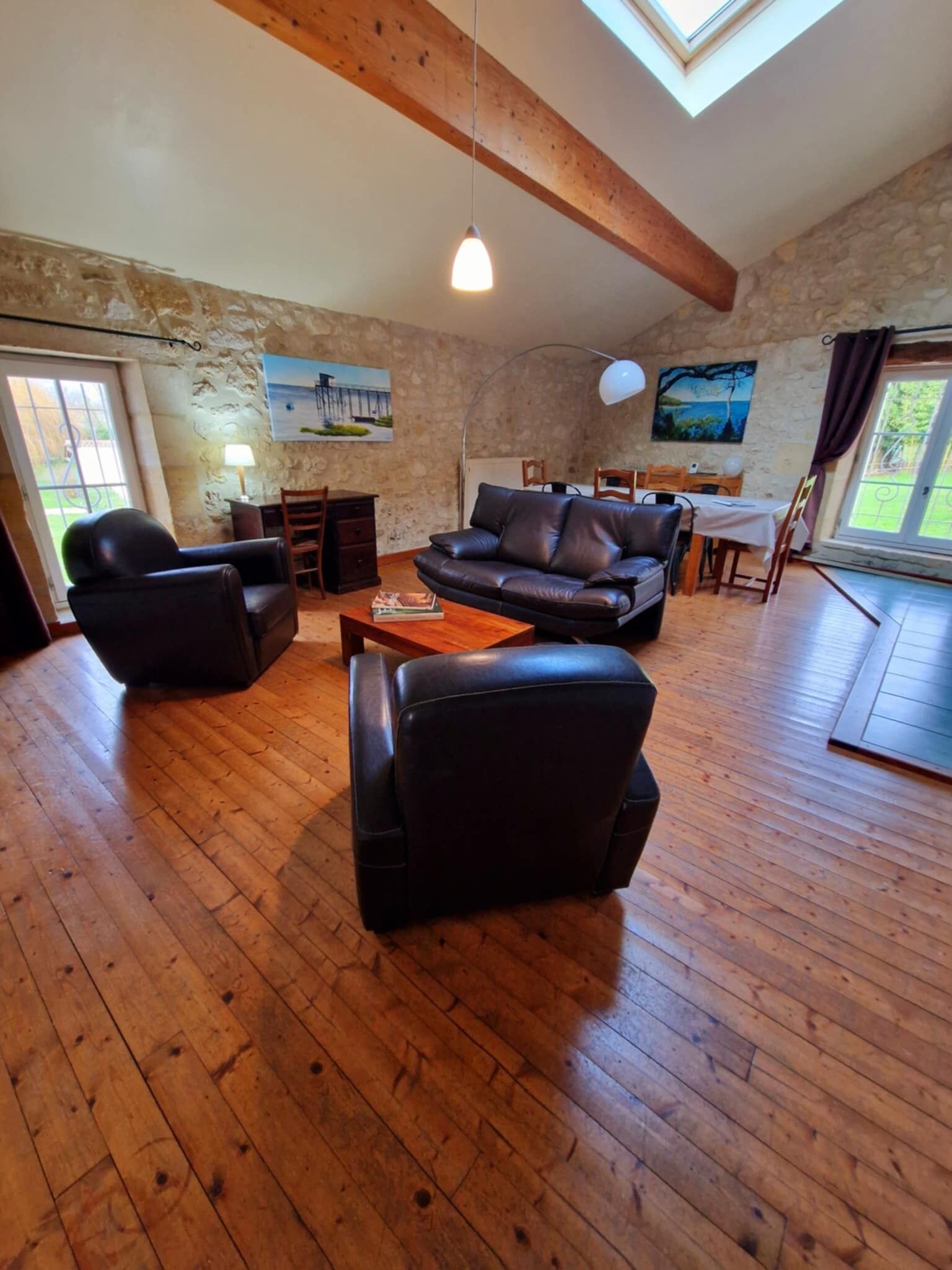 Télévision, lecteur de DVD, livres, chaîne hi-fi