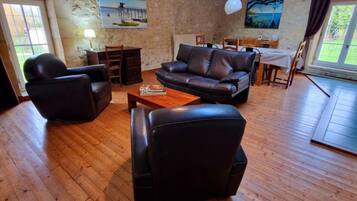 Télévision, lecteur de DVD, livres, chaîne hi-fi