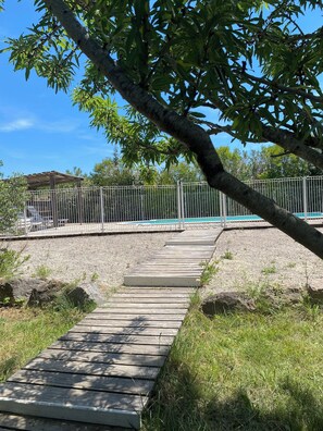 Property grounds - Spacious house, billiards, table soccer, heated pool, 15mn from Carcassonne. (Verzeille)