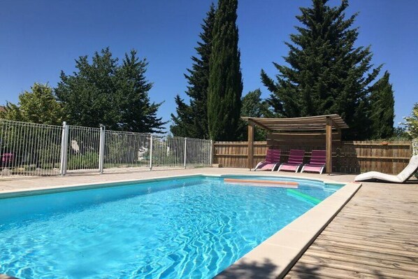 Una piscina al aire libre, una piscina climatizada