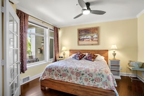 1 habitación, escritorio, tabla de planchar con plancha y cuna de viaje 