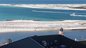 Nær stranden, solsenger og strandhåndklær
