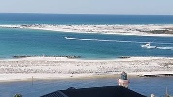 Beach nearby, sun loungers, beach towels