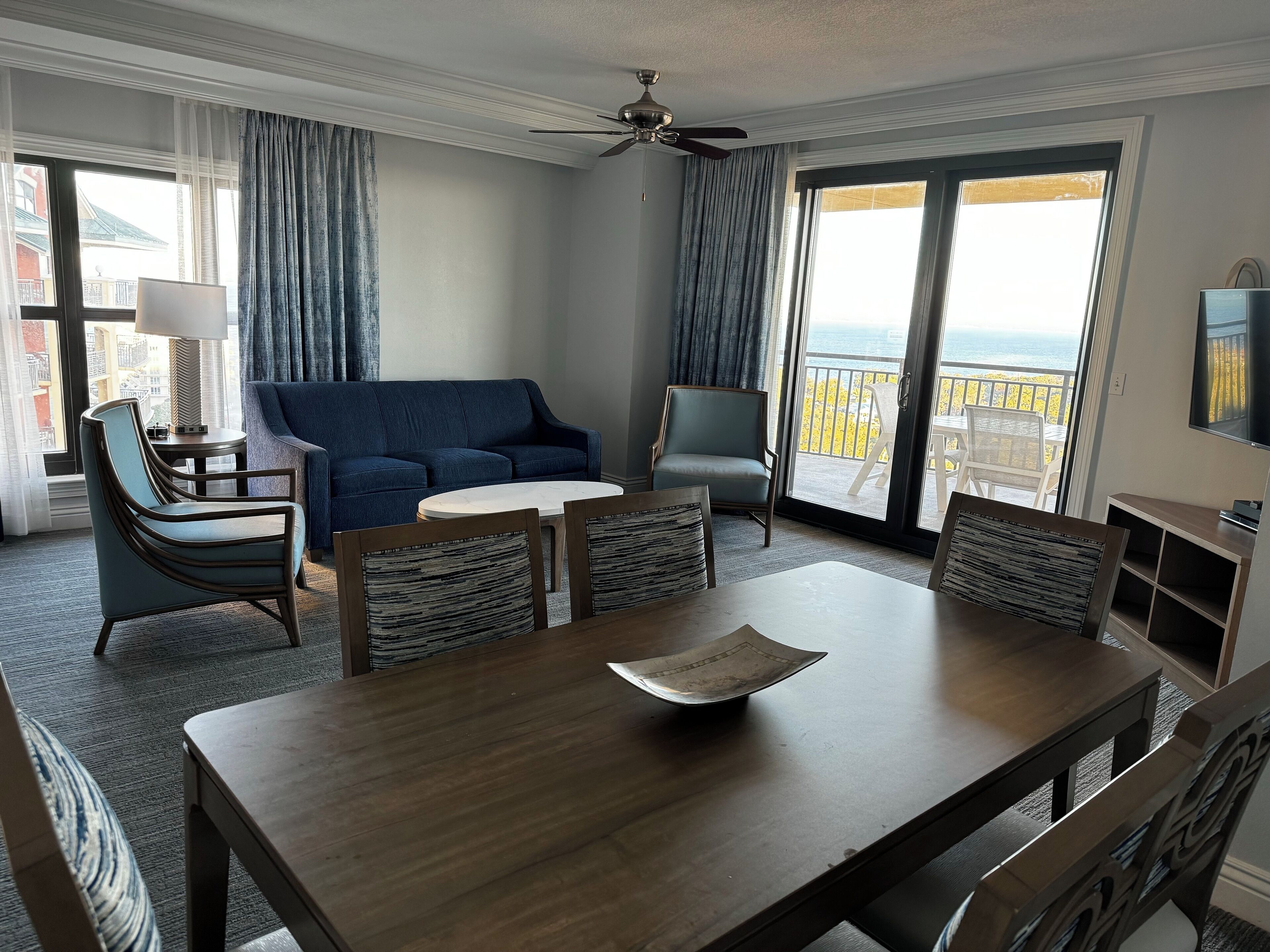 Télévision, jeux vidéo, lecteur de DVD, vidéothèque