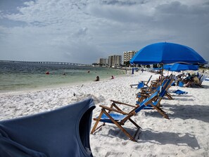 Nær stranden, solsenger og strandhåndklær