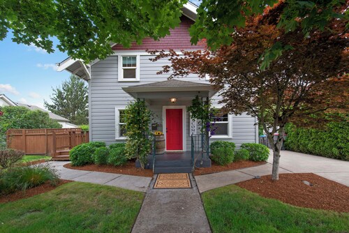 1911 Wine Country Farmhouse • Dog Friendly • 2 BKs to Wine & Chef-Driven Dining