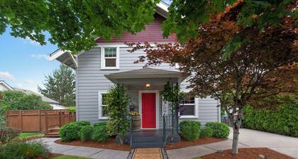 1911 Wine Country Farmhouse • Dog Friendly • 2 BKs to Wine & Chef-Driven Dining