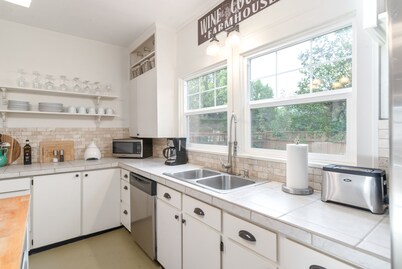 Location! Historic Downtown ~ Wine Country Farmhouse, BBQ, Fenced, Dog-Friendly