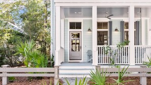 Exterior detail - Luxury Living Along 30A-6 Seater Golf Cart/6 bikes! Next to Waterpark & Beach (Santa Rosa Beach)