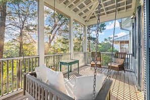 Terrace/patio - Pet Friendly! 6 Seater Golf Cart, 6 bikes! Next to Waterpark & Beach! (Santa Rosa Beach)