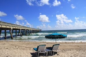 Plage à proximité, chaises longues, serviettes de plage