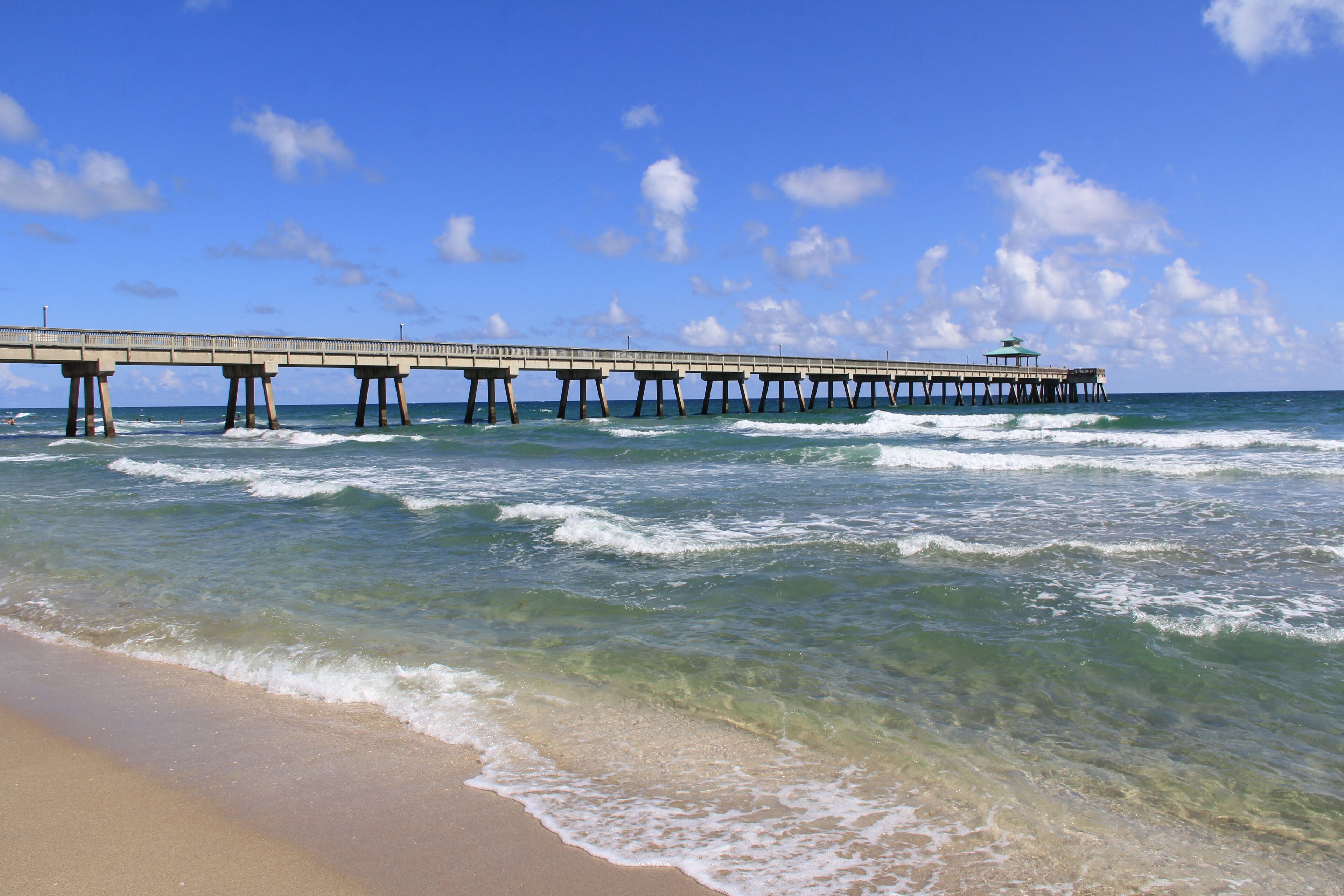Beach nearby, sun loungers, beach towels