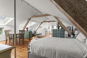 1 dormitorio, escritorio, tabla de planchar con plancha y cuna de viaje