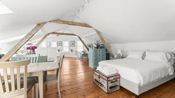 1 slaapkamer, een bureau, een strijkplank/strijkijzer, reisbedje