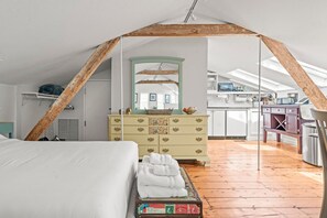1 slaapkamer, een bureau, een strijkplank/strijkijzer, reisbedje