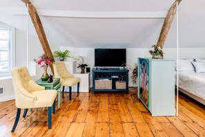 Interior - Studio Flat Above Historic Cider Mill (Westport)