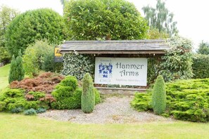 Property grounds - The Hanmer Arms (Whitchurch)