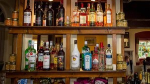 Ein mehrstufiges Weinschranksystem mit verschiedenen Flaschen und Gläsern.