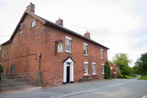 Front of property - The Hanmer Arms (Whitchurch)