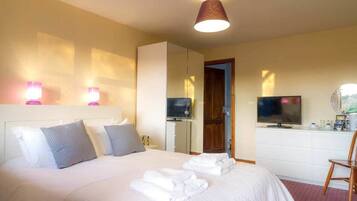 Kahden hengen huone | 1 makuuhuone, työpöytä, silitysrauta/-lauta, ilmainen Wi-Fi