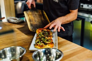 Petit déjeuner, déjeuner et dîner servis sur place