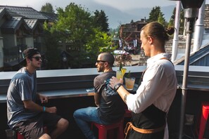 Terrace/patio - Pangea Pod Hotel (Whistler)