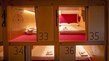 Hochwertige Bettwaren, Betten mit Memory-Foam-Matratzen, Zimmersafe