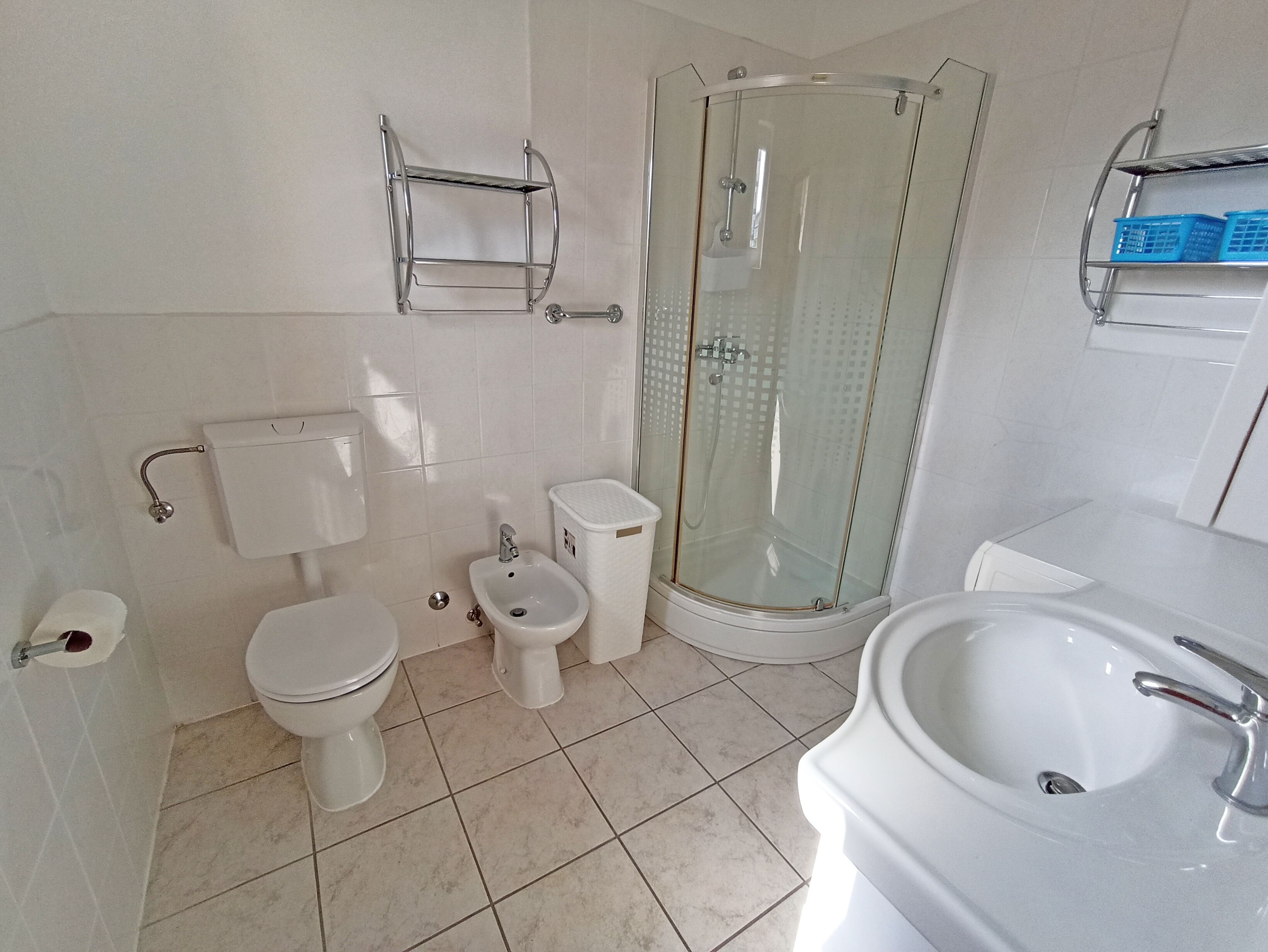 apartment with balcony | bathroom | combined shower/bathtub, free toiletries, hair dryer, towels