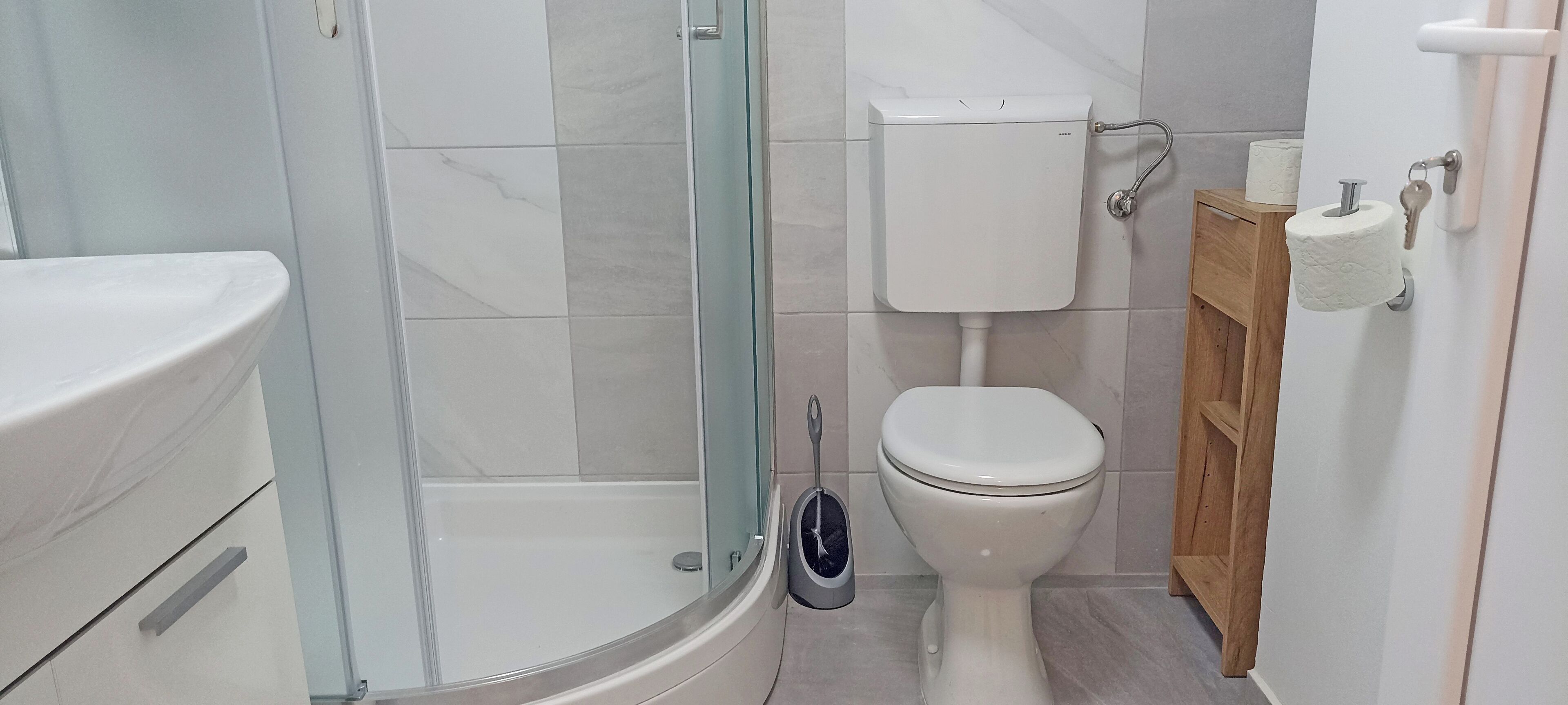king room | bathroom | combined shower/bathtub, free toiletries, hair dryer, towels