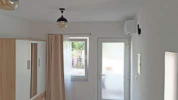 Apartment with Terrace | Wohnbereich | LCD-Fernseher