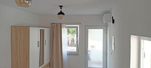 Apartment with Terrace | Oppholdsområde | LCD-TV